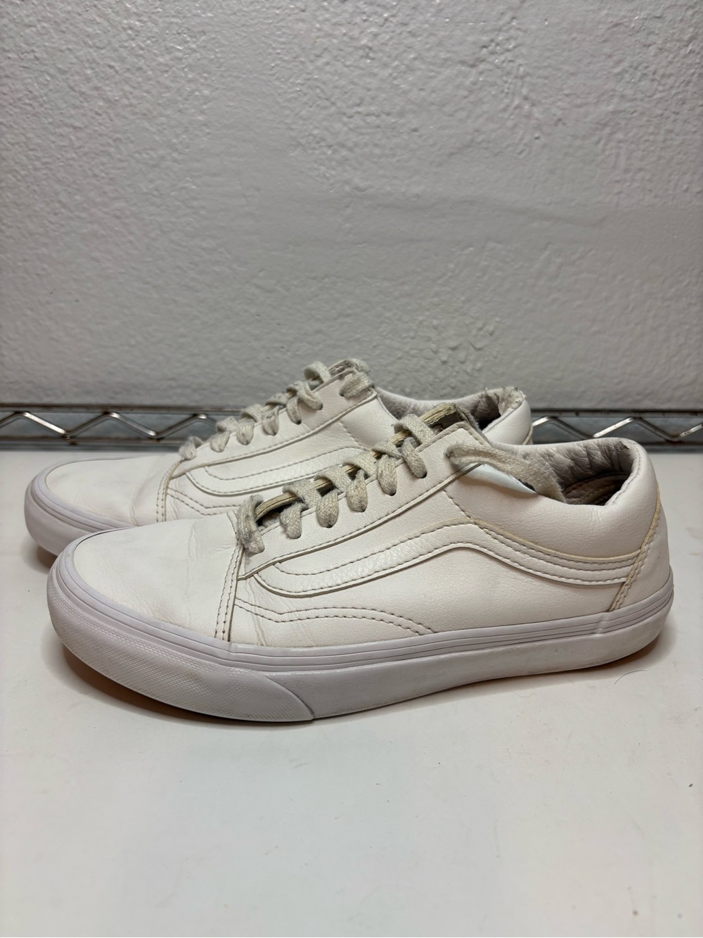 Men's White Low-Top Casual Sneakers